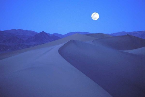 CA, Death Valley NP, Moonrise over sand dunes
